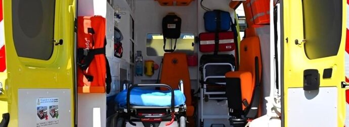 Ελλάδα…2025: Άνοιξε η πόρτα ασθενοφόρου εν κινήσει και έπεσε το φορείο με ασθενή στον δρόμο