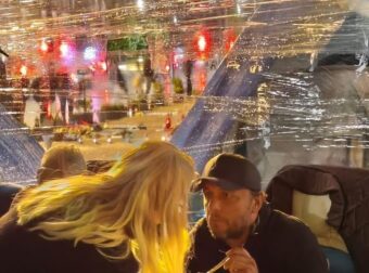 Η στιγμή που ο Πάνος Ρούτσι τρώει την πρώτη μπουκιά μετά την απεργία πείνας – Η φωτό που κάνει τον γύρο του διαδικτύου