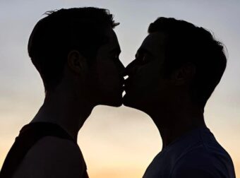 Ο παθιασμένος έpωτας Βουλευτή της ΝΔ με νεαρό επιχειρηματία της Γλυφάδας – Τρώει ωμό το παϊδάκι