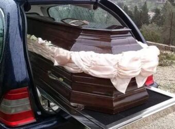 Τραγωδία σε κηδεία: Πατέρας πέθανε ενώ κουβαλούσε το φέρετρο του γιου του