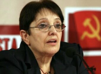 Η Αλέκα Παπαρήγα στο νοσοκομείο «Αγία Όλγα» – Οι ευχαριστίες στο προσωπικό μετά το εξιτήριο