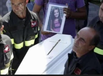 Πυροσβέστες βρήκαν το σώμα μιας 9χpονης αλλά δυστυχώς – Μόλις είδαν τι βρισκόταν από κάτω της πάγωσαν