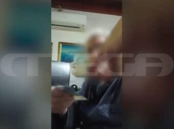 Ιερέας ρίχνει τα χαρτιά σε πιστούς και παίρνει λεφτά μέσα σε εκκλησία