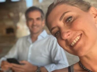 Η Σία Κοσιώνη και ο Κώστας Μπακογιάννης αγκαλιά με τον Δήμο στο σπίτι τους – Η τρυφερή αφιέρωση