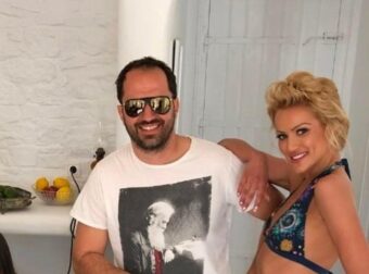 Πασίγνωστος Έλληνας ποζάρει με τις συνεργάτιδες του πιο χαρούμενος από ποτέ