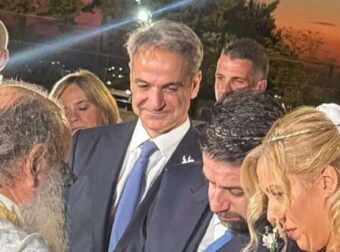 Κουμπάρος ο Κυριάκος Μητσοτάκης: Πάντρεψε την Εβίνα Γιακουμάτου και τον Ελπιδοφόρο Παπανικολόπουλο
