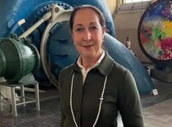 Γερμανία: Η θετή κόρη βασάνιζε για ώρες την δήμαρχο στο υπόγειο του σπιτιού τους – Της έκαψε μαλλιά και ρούχα με αναπτήρα και αποσμητικό