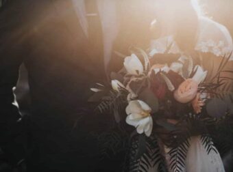 Ιερέας διέκοψε τον γάμο για τα ρούχα της κουμπάρας: «Πήγαινε ντύσου κι έλα»