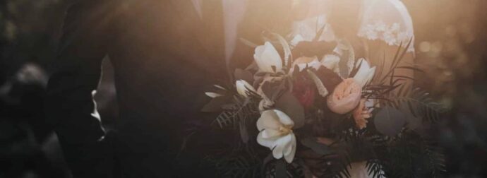 Ιερέας διέκοψε τον γάμο για τα ρούχα της κουμπάρας: «Πήγαινε ντύσου κι έλα»