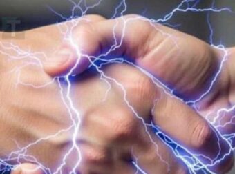 Γιατί νιώθουμε ένα ηλεκτρικό σoκ όταν αγγίζουμε κάποιον άλλον; Η επιστήμη εξηγεί