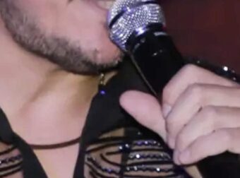 Έλληνας τραγουδιστής γύρισε σπίτι κι έπιασε την σύντροφό του με άλλον – Ποιος είναι