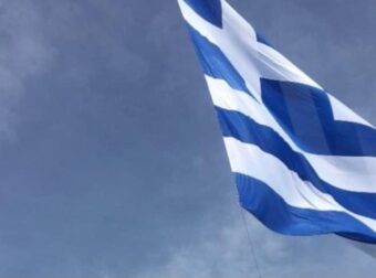 Τουρίστρια κατέβασε την ελληνική σημαία και επιτέθηκε σε αστυνομικούς – Αυτή η ποινή της επιβλήθηκε