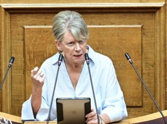 Ακρίτα: «Τις σφουγγαρίστρες σπίτι σας – Μη διανοηθείτε να σβήσετε τα ονόματα των 57 στο Σύνταγμα»