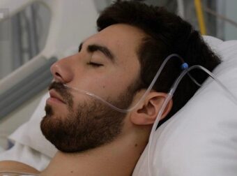 Όλο και περισσότεροι άνθρωποι πεθαίνουν από καρδιακή ανεπάρκεια, προειδοποιούν οι γιατροί: Όσο δύσκολο κι αν είναι, πρέπει να εγκαταλείψετε αυτές τις 4 συνήθειες