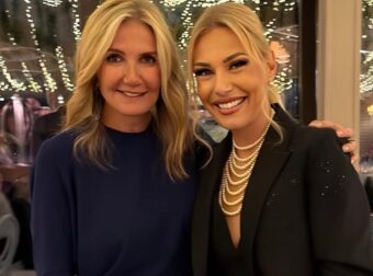 Όλοι κοιτούσαν τα πόδια της: Με μπλε φόρεμα και πέδιλα που ελάχιστες έχουν η Μαρέβα Μητσοτάκη στον γάμο της κόρης του Γιακουμάτου