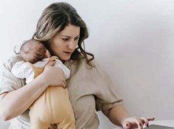 Πρόωρη σύνταξη για μητέρες με ανήλικο: Τι ισχύει και τι αλλάζει το 2025