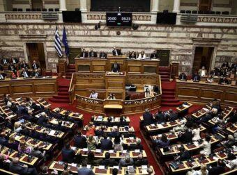 Λιποθύμησε γυναίκα βουλευτής στη Βουλή – Προσωρινή αναστάτωση