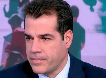 Θάνος Πλεύρης: «Το Μνημείο του Αγνώστου Στρατιώτη είναι ιερό – Δεν θα έπρεπε να υπάρχουν εκεί τα ονόματα των θυμάτων των Τεμπών»