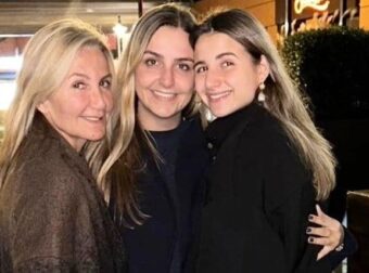 Μαρέβα Μητσοτάκη: Με φθινοπωρινό κομψό σύνολο στην Ελληνική Πρεσβεία στο Λονδίνο – Το σουέντ σακάκι της