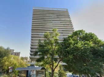 Σοκ στο κέντρο της Αθήνας: Άνδρας έπεσε από τον Πύργο «Απόλλων» στους Αμπελόκηπους και σκοτώθηκε