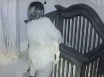 Γιαγιά πάει στην κούνια να δει το μωρό που κοιμάται – Αυτό που καταγράφει η κρυφή κάμερα λίγα λεπτά μετά δεν περιγράφεται
