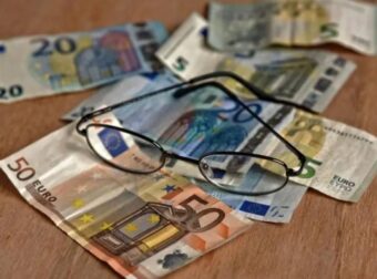 Νέο «δώρο» στους συνταξιούχους: 2.000 ευρώ τον μήνα μαζί με τη σύνταξη