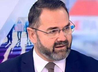 Ο Μπαλάσκας απάντησε για το συμβάν με την μπλούζα: «Με σχολιάζουν κάτι ξάπλες που τρώνε ζαμπονοτυρόπιτα»