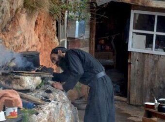 Παράδειγμα πώς οι βλαστήμιες και οι κατάρες πιάνουν. « Μην ακουμπήσει κάνεις το ψάρι αυτό »