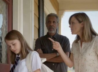 Μόλις στα δεκατέσσερά της, την πέταξαν έξω από το σπίτι επειδή ήταν έγκυος — χρόνια αργότερα, η επιστροφή της άφησε όλη την οικογένεια σε σοκ.