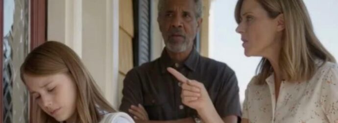 Μόλις στα δεκατέσσερά της, την πέταξαν έξω από το σπίτι επειδή ήταν έγκυος — χρόνια αργότερα, η επιστροφή της άφησε όλη την οικογένεια σε σοκ.