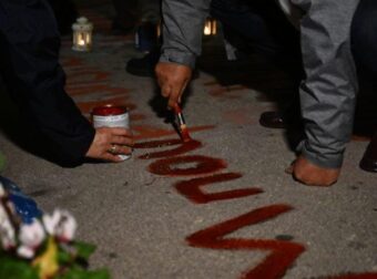 Πολίτες έγραψαν ξανά τα ονόματα των νεκρών των Τεμπών