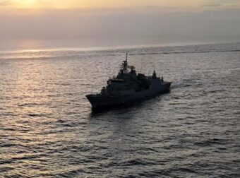 Η ελληνική φρεγάτα «Σπέτσαι» έσπευσε και διέσωσε πλήρωμα σε φλεγόμενο δεξαμενόπλοιο ανοικτά της Υεμένης