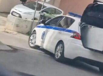 Βίντεο με περιπολικό να μεταφέρει ψυγείο στο πορτμπαγκάζ στο Καματερό