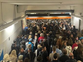 «Βούλιαξε» από κόσμο το μετρό στο Σύνταγμα – Ενεργοποιήθηκε πρωτόκολλο ασφαλείας