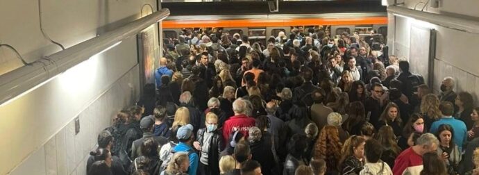«Βούλιαξε» από κόσμο το μετρό στο Σύνταγμα – Ενεργοποιήθηκε πρωτόκολλο ασφαλείας