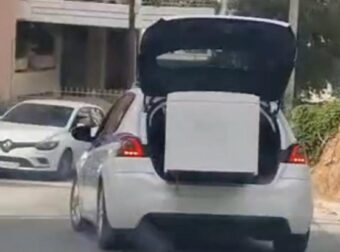 Σε διαθεσιμότητα ο αστυνομικός που οδηγούσε το περιπολικό που μετέφερε ψυγείο στο πορτ μπαγκάζ