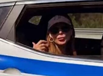 Δέσποινα Βανδή: Βίντεο με περιπολικό που τη μετέφερε στο ξενοδοχείο της, όταν έπαθε λάστιχο το όχημά της