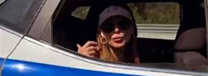 Δέσποινα Βανδή: Βίντεο με περιπολικό που τη μετέφερε στο ξενοδοχείο της, όταν έπαθε λάστιχο το όχημά της