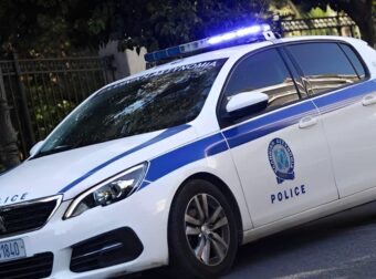 «Πάρτε το λεωφορείο» είπαν σε γυναίκα, θύμα ενδοοικογενεικής βίας, όταν ζήτησε περιπολικό για να τη μεταφέρει σπίτι