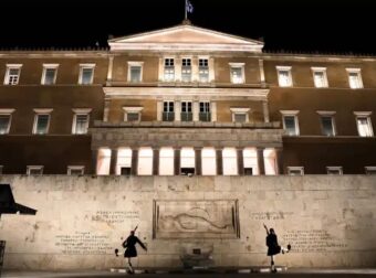Βουλή: Πέρασε με 159 ψήφους υπέρ η τροπολογία για το Μνημείο του Αγνώστου Στρατιώτη