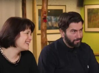 Χαμογελά ξανά η Πρεσβυτέρα: «Ο πατέρας Αντώνιος και εγώ συγχωρούμε τους καταγγέλλοντες»