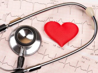 Το πıο άγνωστο σύμπτωμα είναι στο στóμα: Το προειδοποıητικó σnμάδι που στέλνει το σώμα λiγο πρıν την καρδıακή προσβολń 