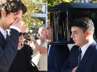 Κηδεία Διονύση Σαββόπουλου: Συντετριμμένη η σύζυγός του, Άσπα Σαββοπούλου στην Μητρόπολη Αθηνών.