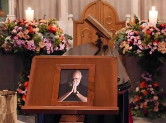 Συγκλονίζει η φιγούρα του Καραγκιόζη στο φέρετρό του Διονύση Σαββόπουλο