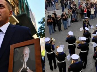 Διονύσης Σαββόπουλος: Η στιγμή που η πομπή αναχωρεί υπό τους ήχους της «Συννεφούλας» για το Α Νεκροταφείο