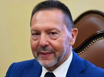 Στουρνάρας: «Δεν υπάρχει λεφτόδεντρο – Θα χρεοκοπήσουμε αν αυξήσουμε μισθούς»