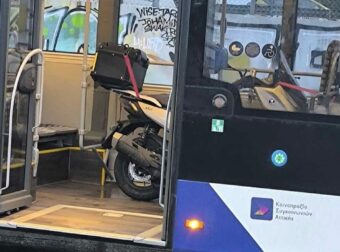 Σάλος με την φωτογραφία που δείχνει μηχανή μέσα σε αστικό λεωφορείο