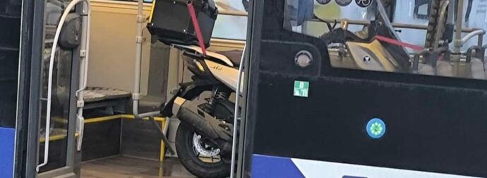 Σάλος με την φωτογραφία που δείχνει μηχανή μέσα σε αστικό λεωφορείο