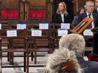 Θλίψη με τις άδειες καρέκλες στη κηδεία του Διονύση Σαββόπουλου – Δεν πήγε κανένας τους