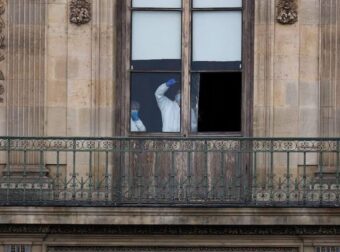 Λούβρο: 2 συλλήψεις για την μεγάλη κλοπή στο μουσείο – Ο ένας «πιάστηκε» ενώ επιβιβαζόταν σε πτήση με προορισμό την Αλγερία